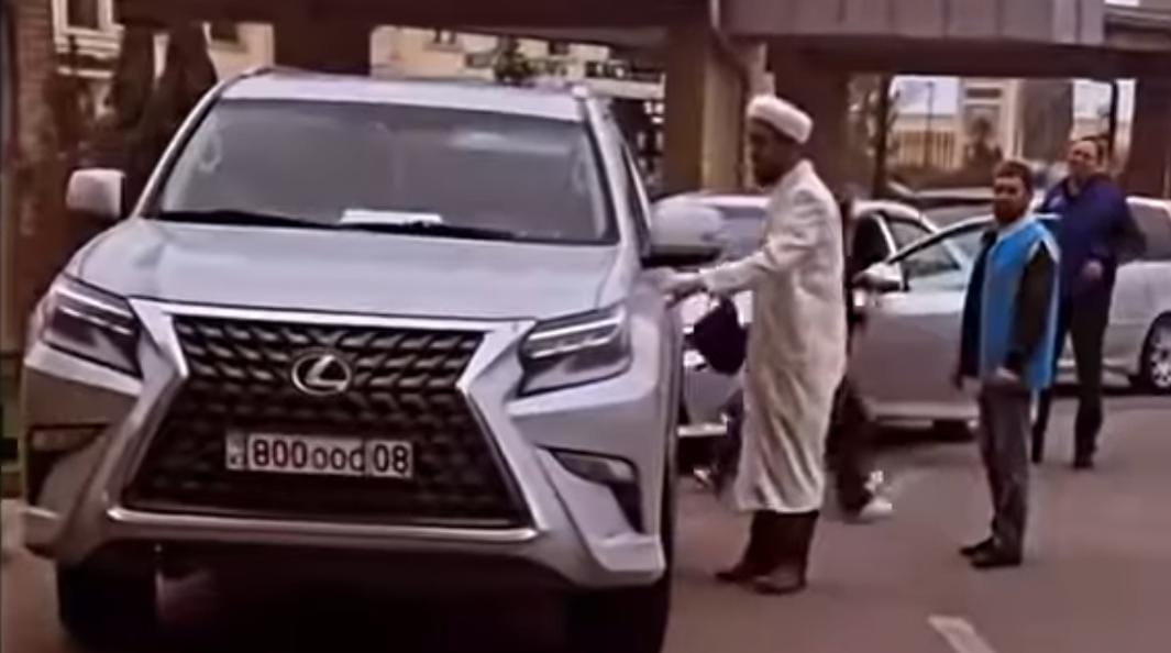 "Соңғы үлгідегі Lexus. ВИП номерінің өзі 5000 доллар": Тараз қаласындағы мешіт имамы қызу талқыға түсті