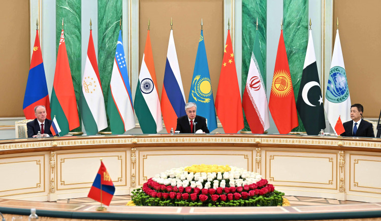 Президент Қасым-Жомарт Тоқаев ШЫҰ-ға мүше мемлекеттердің қауіпсіздік кеңестері хатшыларымен кездесті