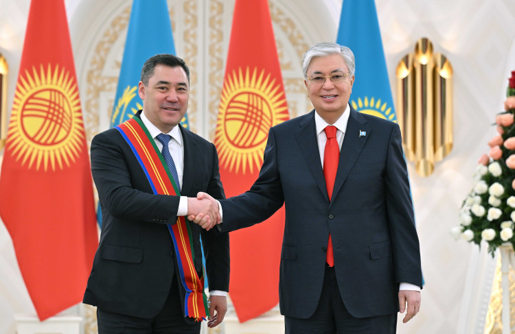 Тоқаев Қырғызстан Президентін  І дәрежелі «Достық» орденімен марапаттады