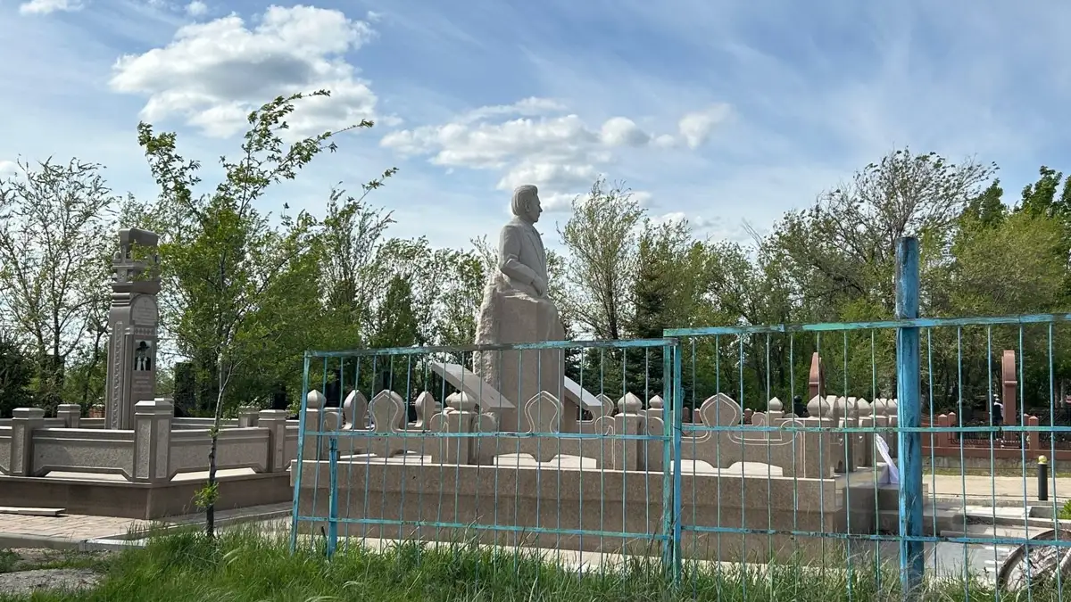 Ақтөбелік кәсіпкер көзі тірісінде өзіне бейт сатып алып, ескерткіш орнатып қойған
