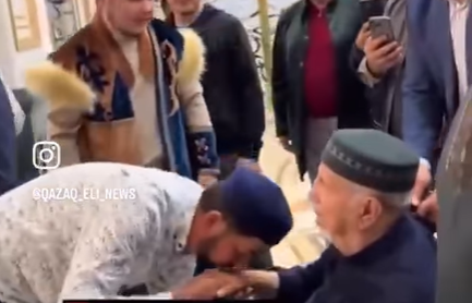 Тоһа шалдың қолын сүйіп, табынып кетті. Биыл діни саналы қазақтың ойы бұзылды - Ораз Әлімбеков