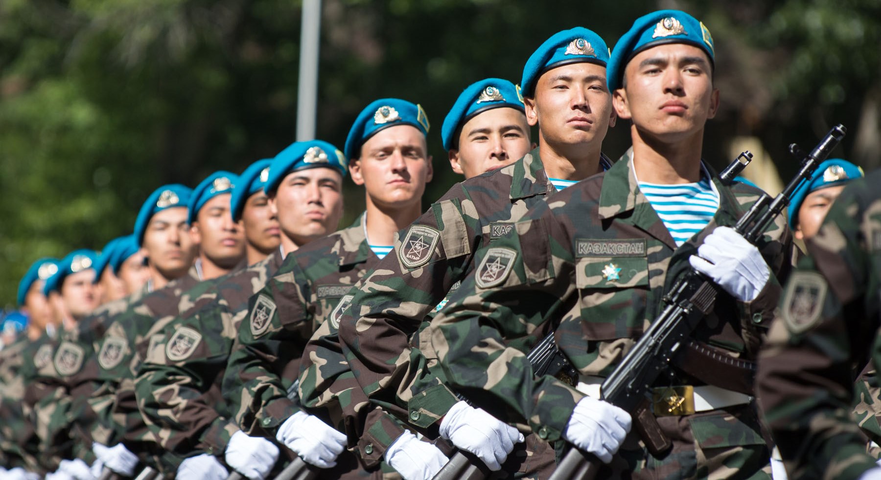 "Бір айда үйренуге тиіс тәртіпті бір күнде үйретеміз дейді. Сөз қайтарғанды - тепкілейді": Әскердегі тәртіп қашан ретке келеді?