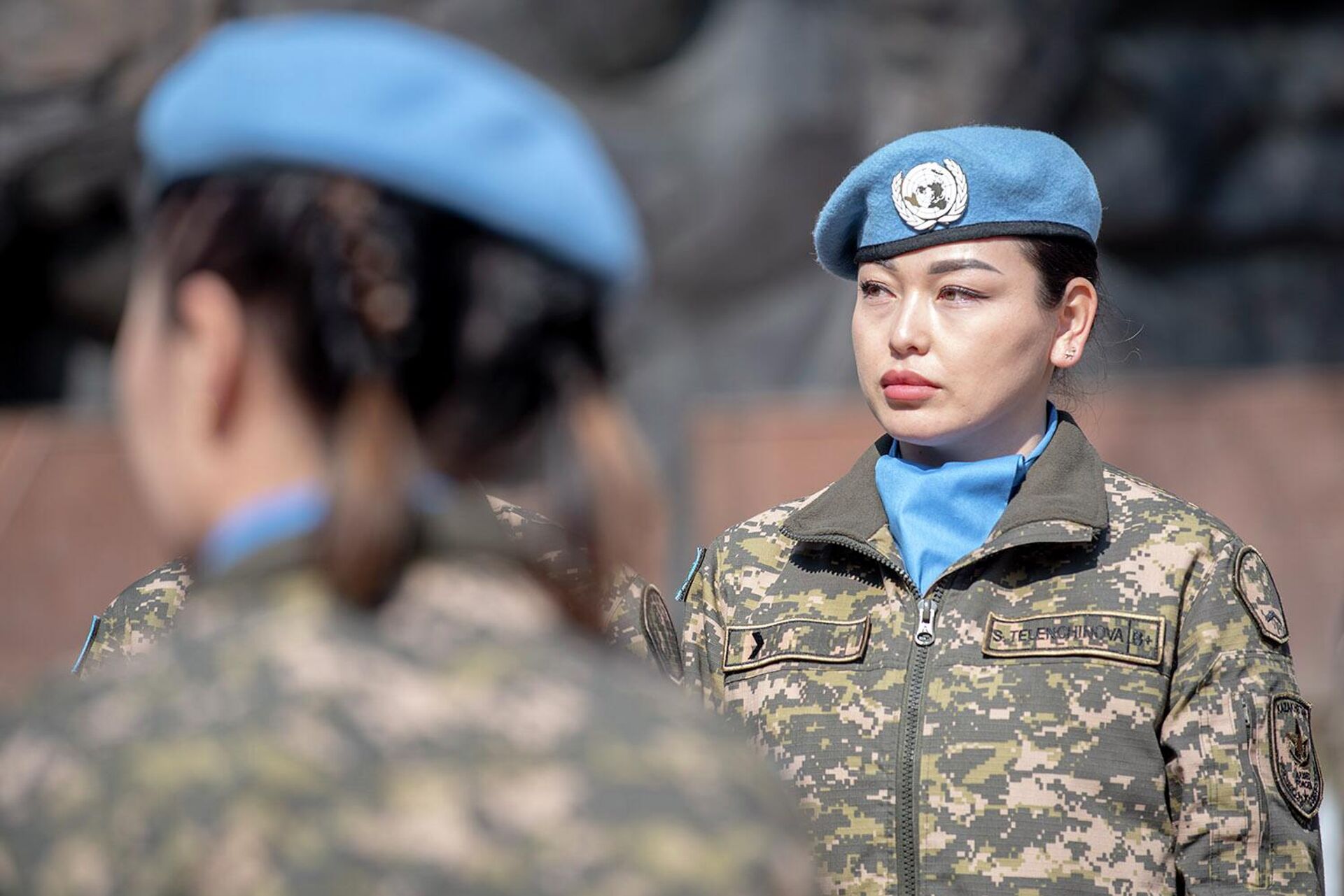 Олар бір-бірінің бетіне зейін қояды Бразилиялық карнавал письки жыпылықтайды