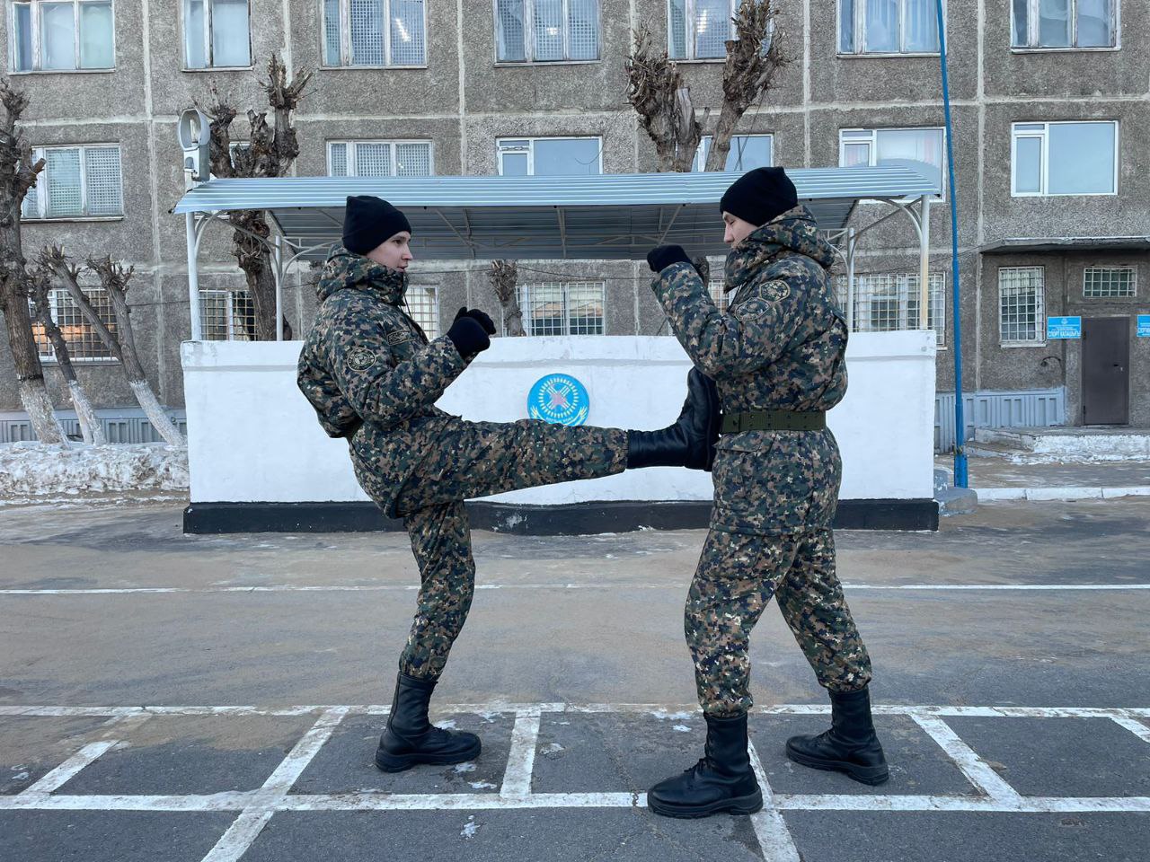 Президент әскердегі әлімжеттікке назар аудара бастады