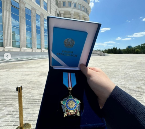 "Құрмет орденін алғаныңды қайтейін, әке болып балаңа қарай алмасаң": Үкіметтен атақ алған Жанар Айжанованың бұрынғы күйеу баласының басы бәлеге қалды
