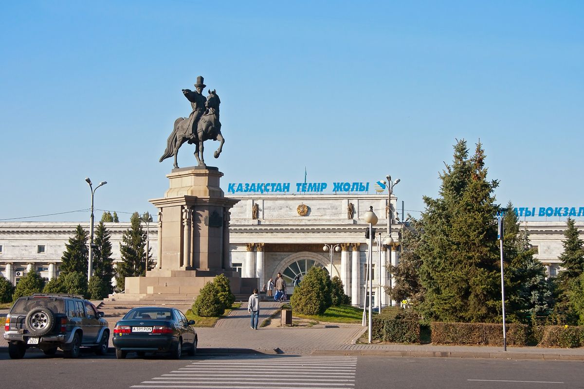 Билеттерді заңсыз сатқан: Алматы вокзалының басшысы қызметінен кетті