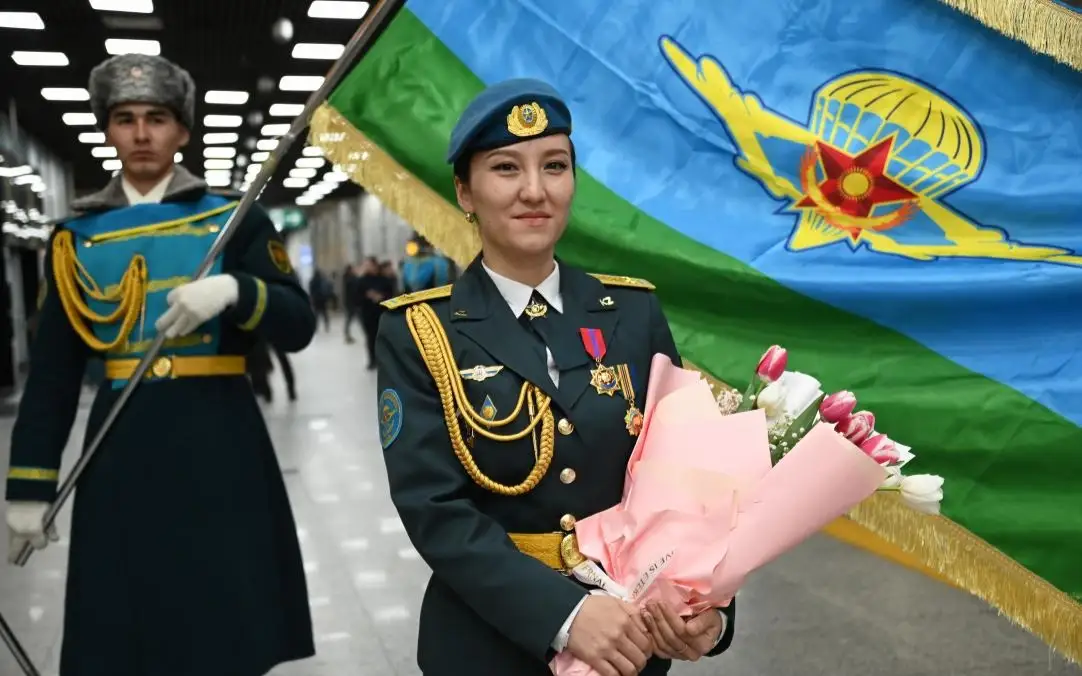 Әуеден 100-ден аса паршютпен секірген десантшы Мемлекет басшысының наградасын алды