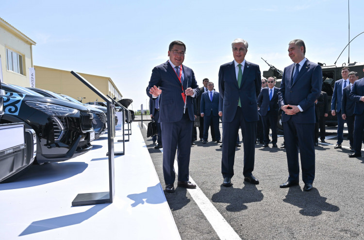 Қасым-Жомарт Тоқаев пен Гурбангулы Бердімұхамедов өнеркәсіп көрмесін аралап көрді