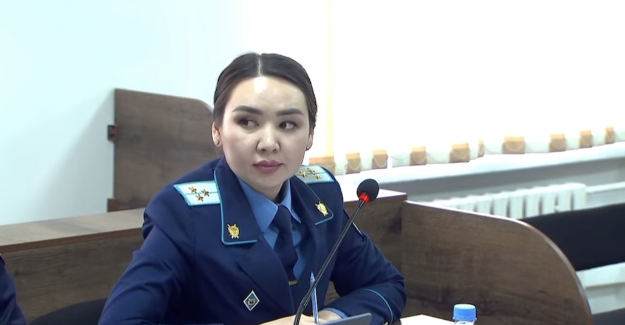 ”Мысқылдамасын, біздің жағдайымыз оңай емес”: Адвокаттар прокурор Дана Сәрсенбайды ауыстыруды талап етті