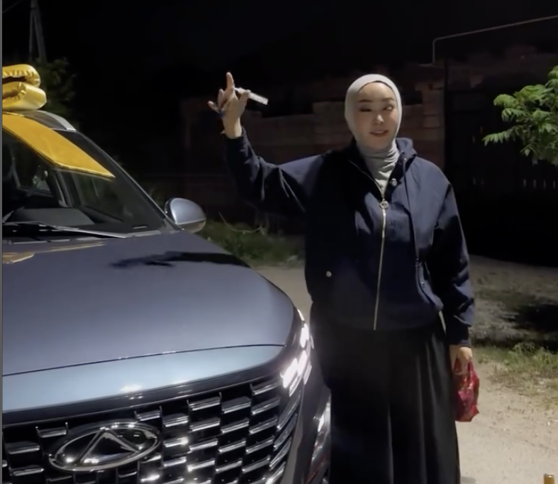 "Тегін алған 35-ші көлігім": Айнұр Тұрсынбаева тағы да су жаңа көлікті тізгіндеді