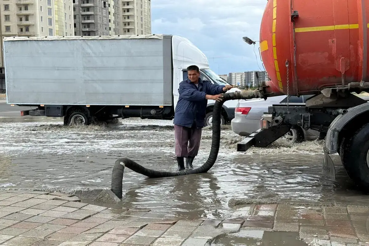 Ақтауда нөсер жаңбырдан кейін қала көшелерін су басты