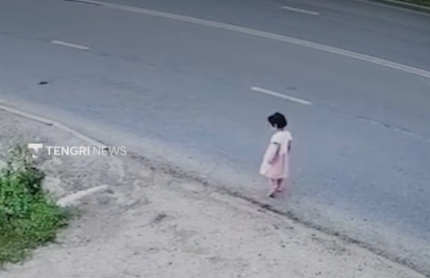 Ақтөбеде жүргізушілер кішкентай қызды құтқару үшін көліктерінен жүгіріп шықты