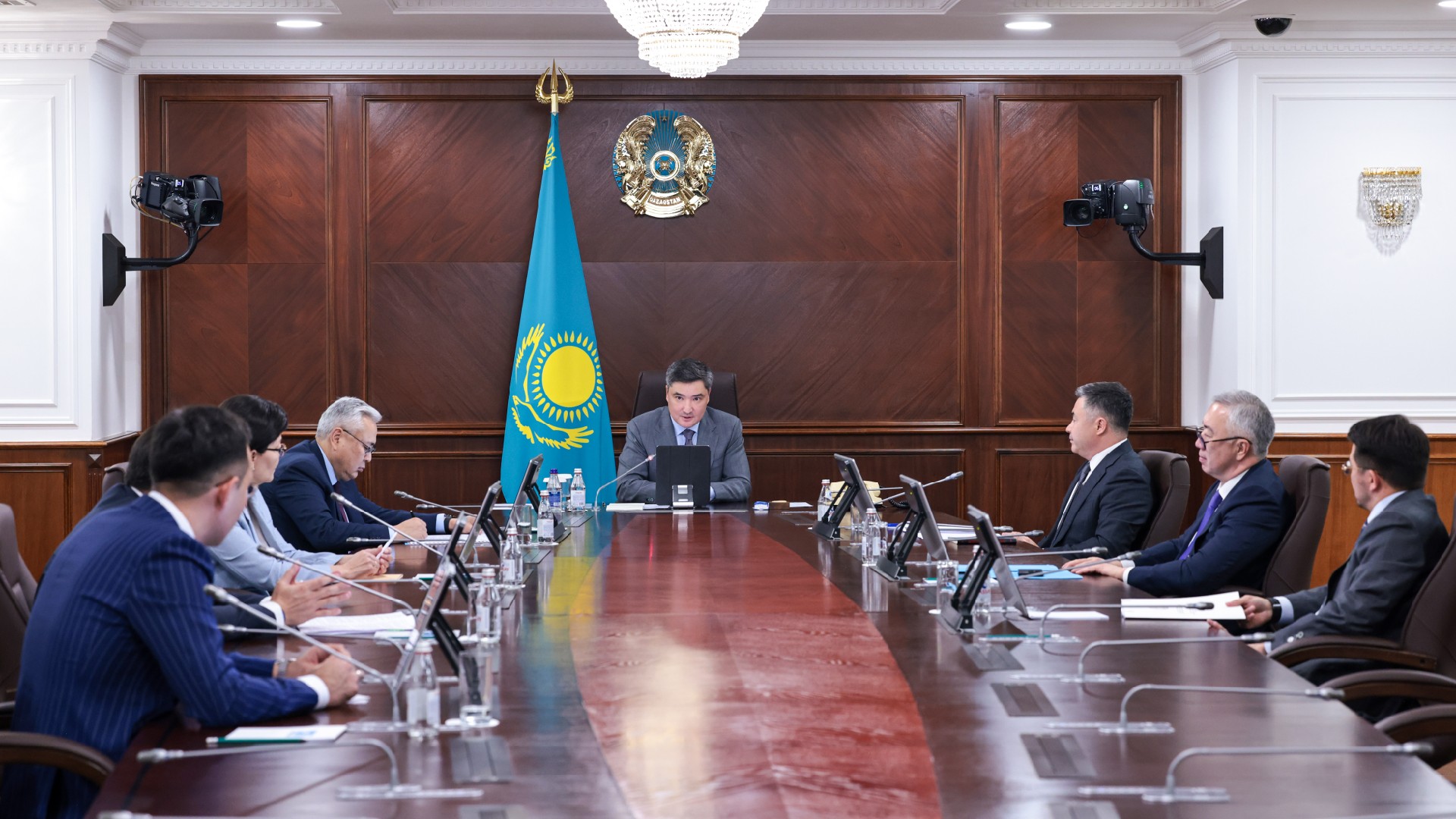 Олжас Бектенов Хирошима префектурасының губернаторы Хидехико Юзакимен гуманитарлық ынтымақтастық мәселелері бойынша кездесу өткізді