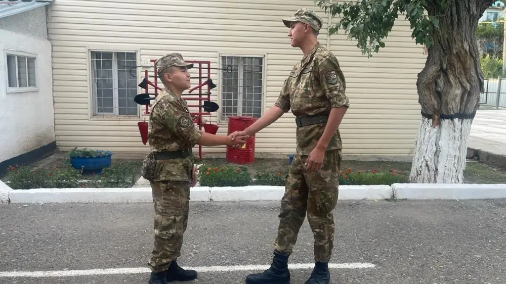 Абай облысында бойы 2 метрден асатын сарбаз борышын өтеп жатыр
