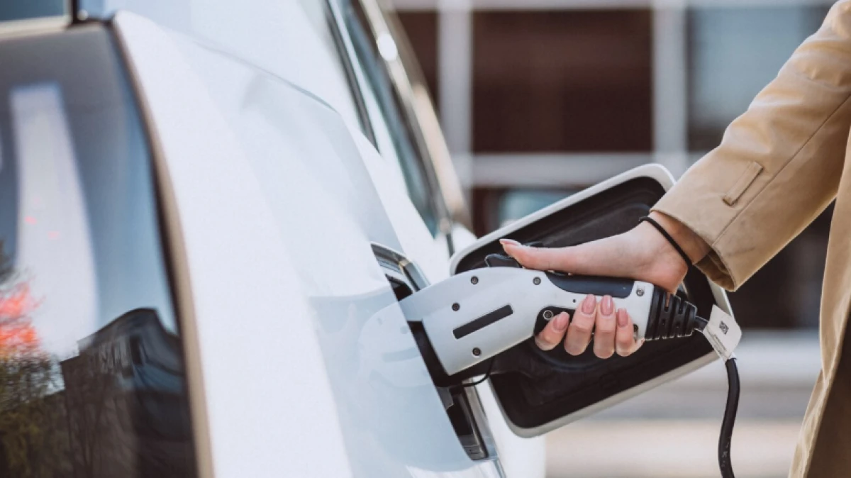 ЕО бензинмен жүретін көліктерге тыйым салуға ниетті