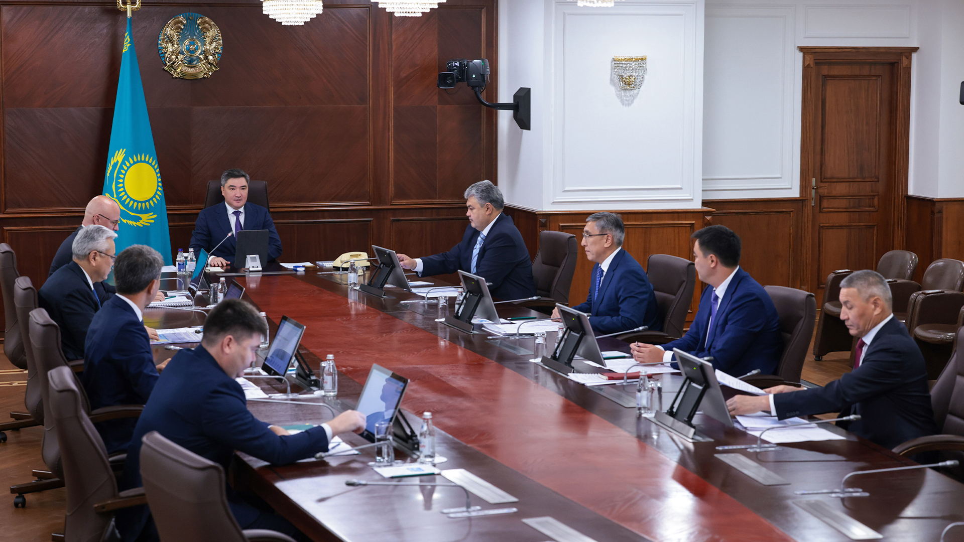 Еңбек нарығын трансформациялау: Олжас Бектенов әкімдердің KPI жүйесін енгізуді және жаңа жұмыс орындарын құру бойынша бірыңғай цифрлық жүйені жасап шығаруды тапсырды