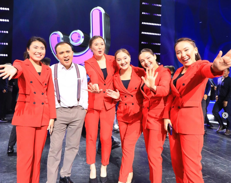 "Қазақтың қыздарына таң қаламын. Игроман, аферисттерді іздеп тауып алады" - жайдарманшы