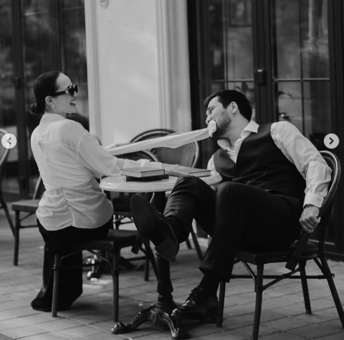 Камшат Жолдыбаева жолдасымен бірге қол ұстасып, ел алдына шықты