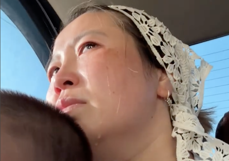 "Төрт баламды құшақтап үйге кеттім, мал емеспін": Енесі мен күйеуінің қорлығына шыдамаған көп балалы ана еңіреп жылады