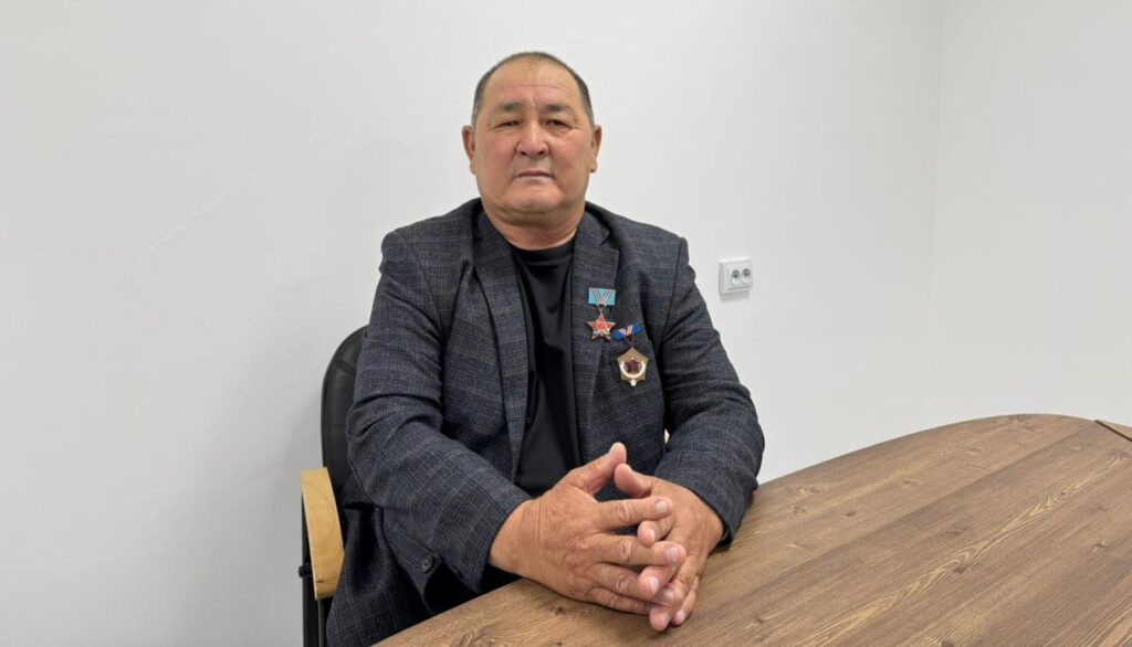 Бразилиялық карнавал көшедегі жалаңаш қыз