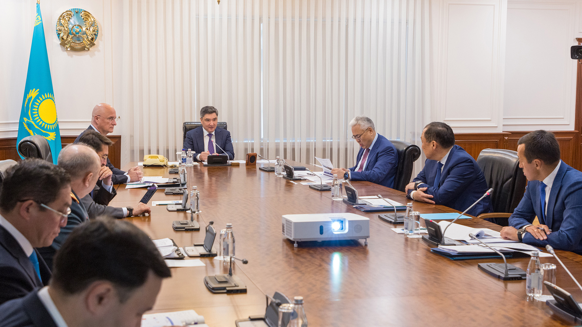 Олжас Бектенов өткізу пункттерін жаңғырту жөніндегі Президент тапсырмаларының орындалу барысы туралы жиын өткізді