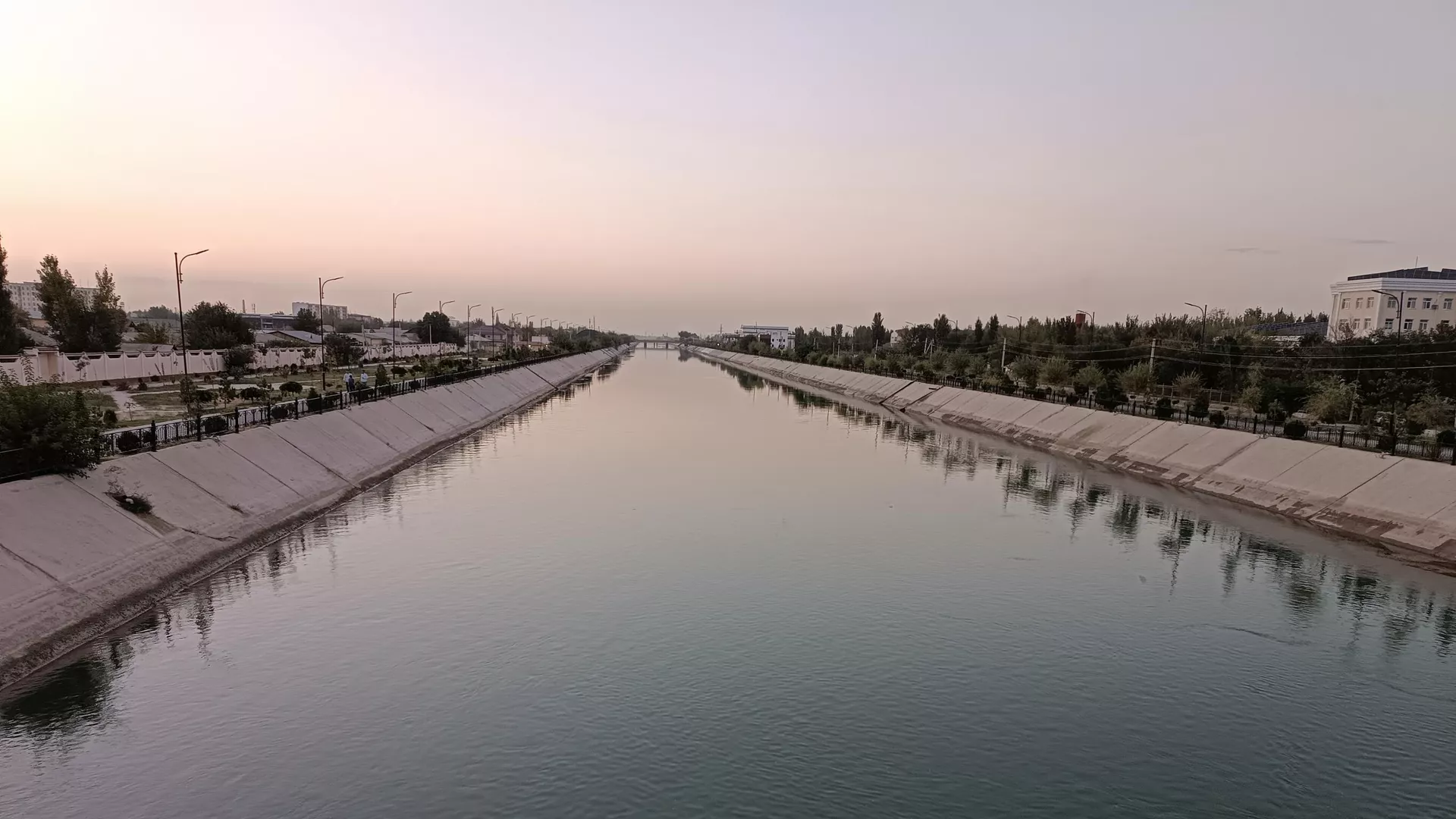 Алматыда қызыл түсті су ағып жатыр