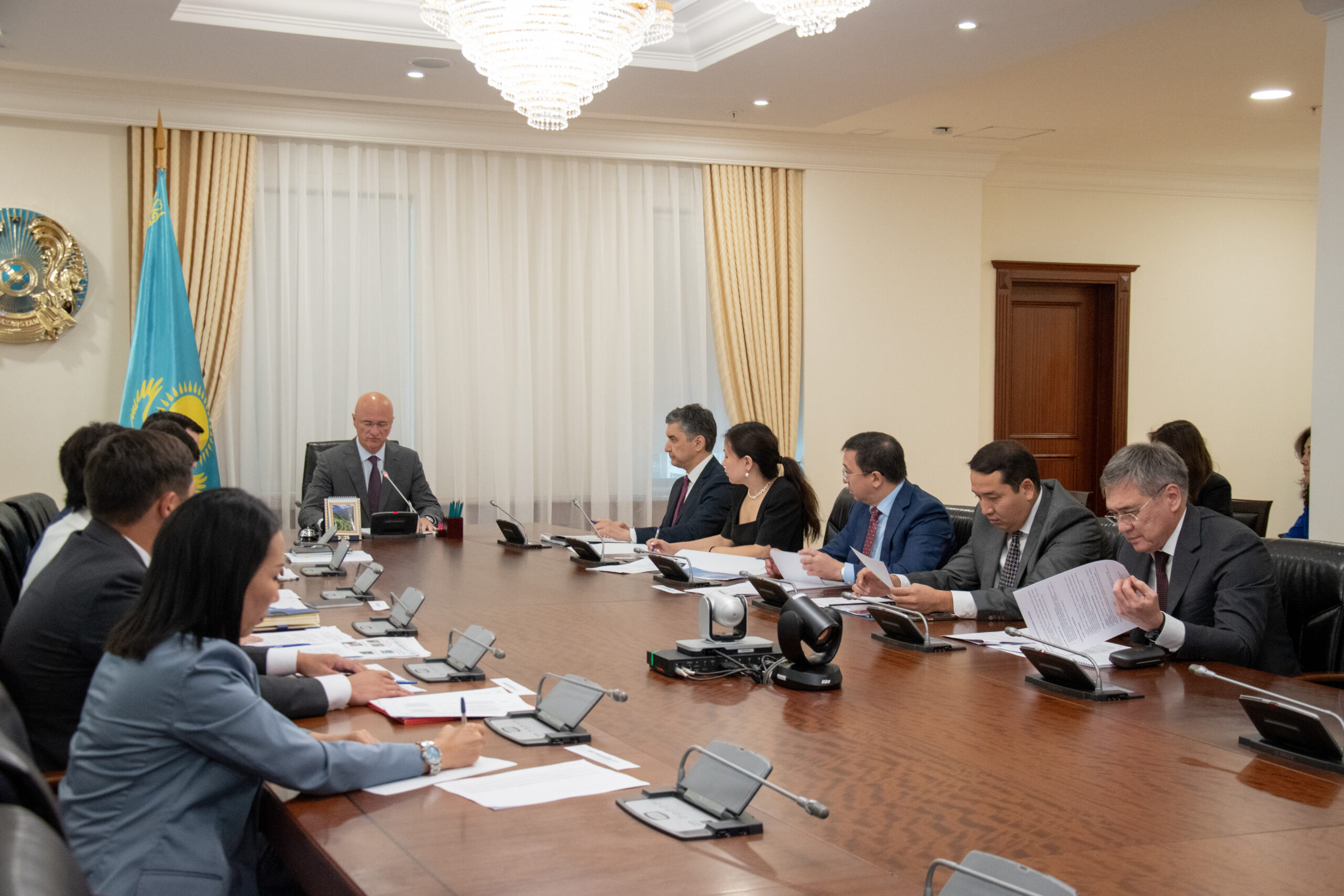 Роман Склярдың төрағалығымен өткен жиында ірі өнеркәсіптік кәсіпорындардың қызметіне ЖИ енгізу мәселелері талқыланды