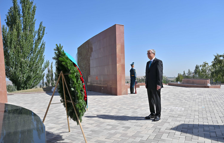 Мемлекет басшысы Қасым-Жомарт Тоқаев «Ата бейіт» ұлттық тарихи-мемориалдық кешеніне гүл шоғын қойды