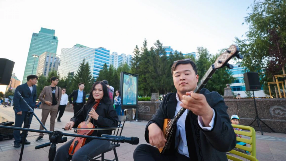 Абайдың 180 жылдығына арналған Домбыра Party-де елорданың мыңдаған тұрғыны бас қосты