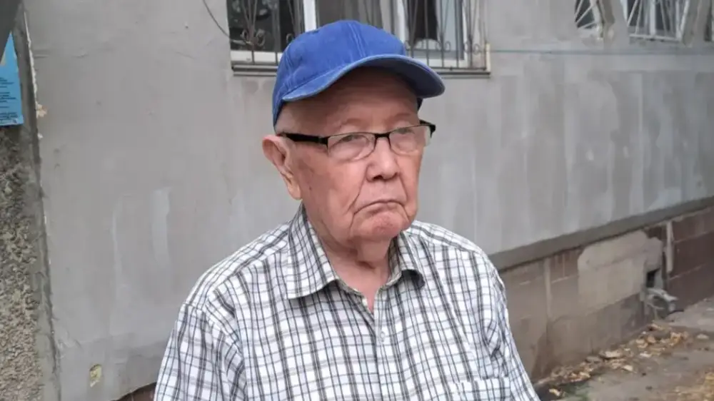 Пәтерінен айырылған профессорға белгісіз азамат 23 млн теңге әкеліп берді