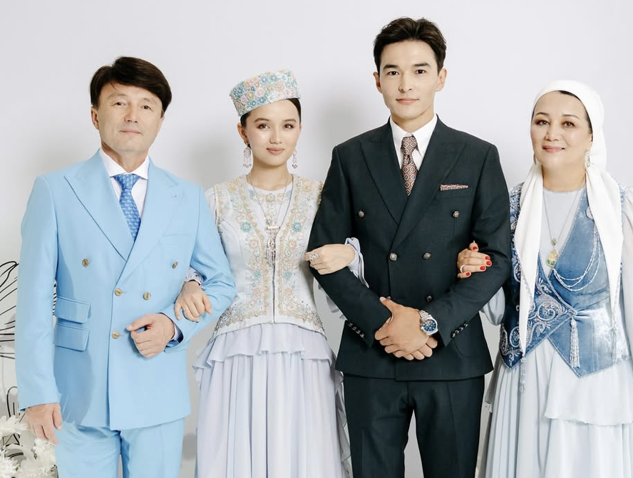 "Тал бойында бір міні жоқ": Димаш Құдайбергеннің жалғыз қарындасы сұлулығымен елді тәнті етті