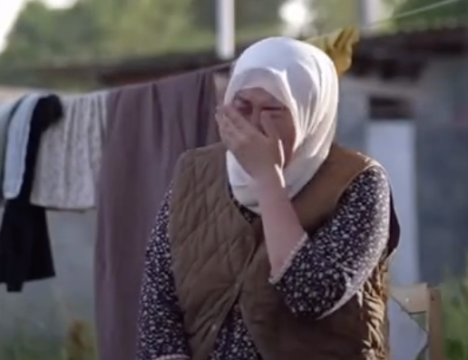 "Бір топ ер адам көшеде зорлаған": Көп балалы ана 17 жастағы қызының тағдырын айтып, жылап жіберді