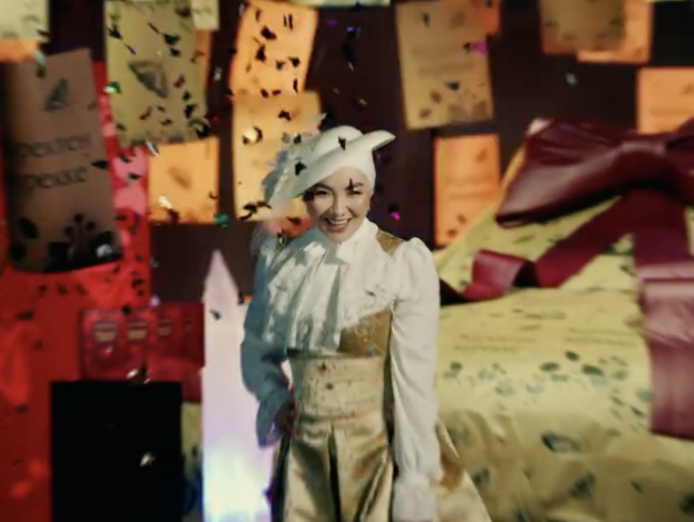 "Көздеріңді ашыңдар, әулие көрмеңдер": Өз кітабын 10 мың теңгеге сатып жатқан Фариза Төреәлінің масқарасы шықты