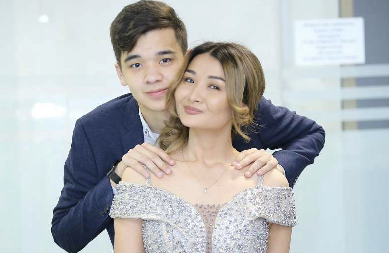 Екі жігіт орыстың жас шлюхасын блять