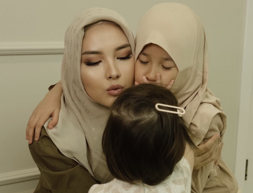 "Салафизмнің тереңіне батқан": Халық қызын хиджабқа ораған танымал әншіні сөгіп тастады