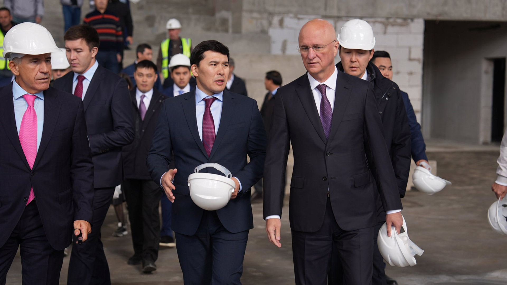 Роман Скляр Астанада салынып жатқан Ұлттық спорт университетінің құрылысымен танысты