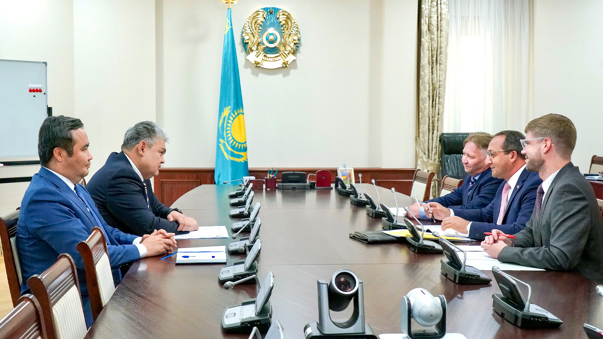 Ермек Көшербаев Швейцария Елшісімен кездесу өткізді: басты назарда – білім, туризм және фармацевтика