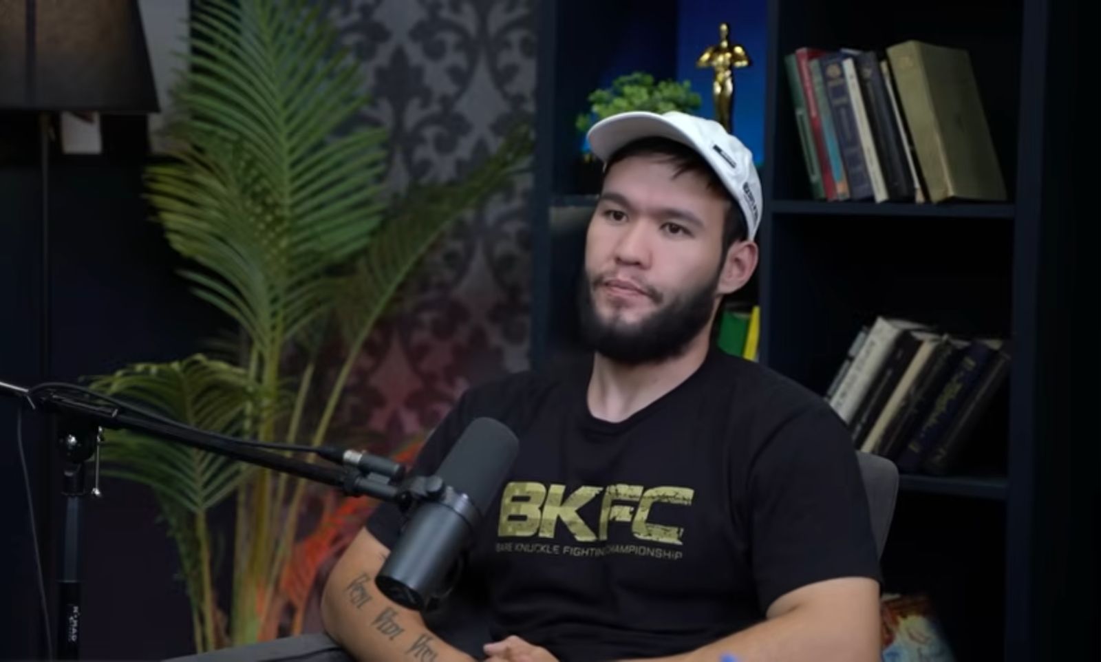 ”Көк туды көтергенім үшін жекпе-жек бермей жатыр”: Кәсіби боксшы қиындыққа тап болғанын айтты