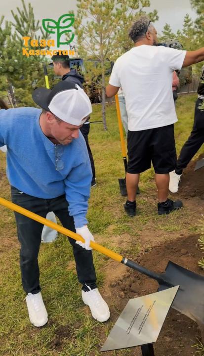 Астанада Backstreet Boys тобы ағаш отырғызды
