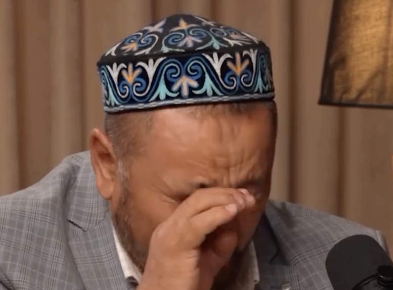 "Әлі тірі құсап тұрады, сүйекпен қоштаса алмадым": Мұхтар Мағауинді еске алған қолөнерші көз жасына ерік беріп, жылап жіберді