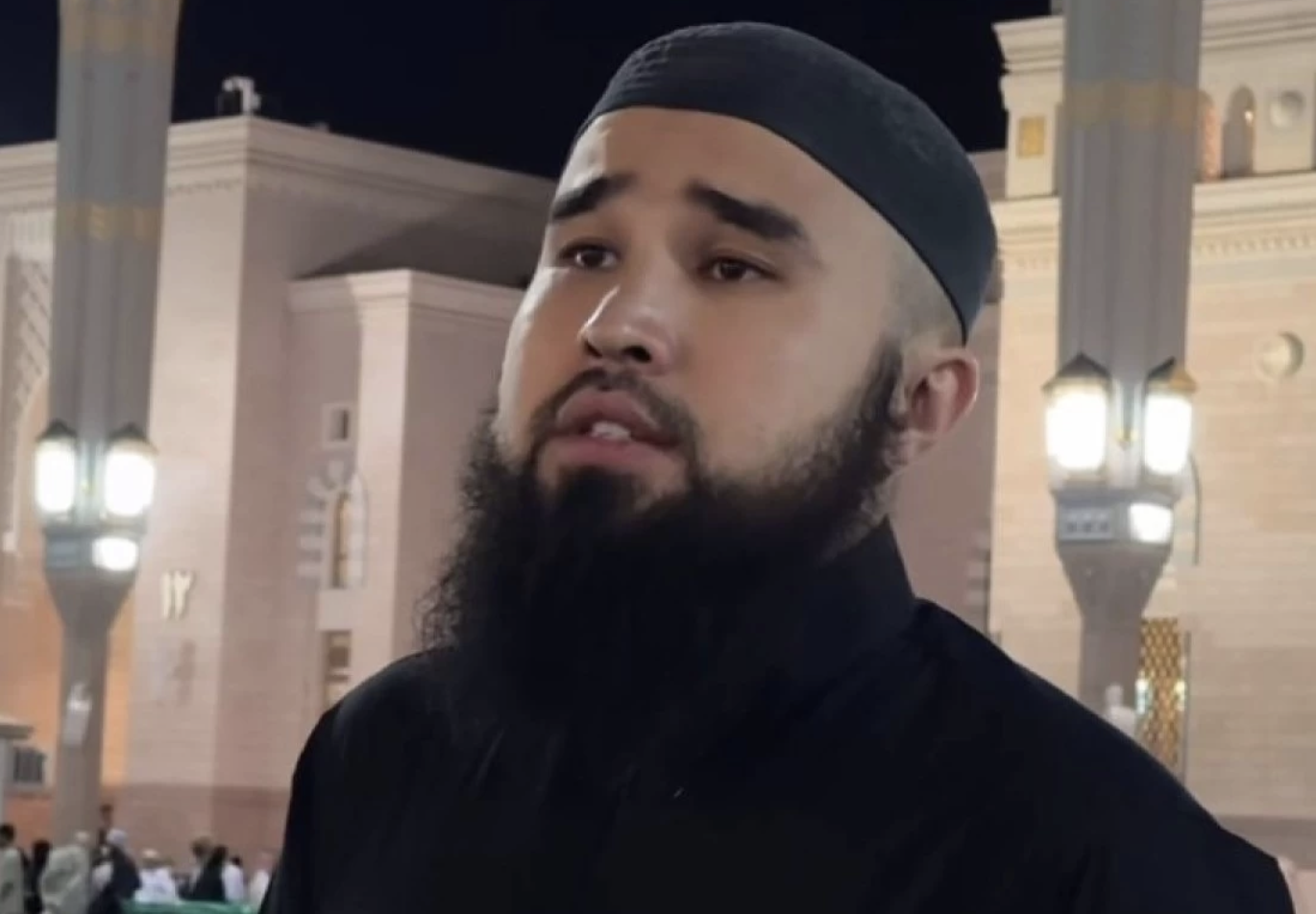 "Өзіне күйеу іздеп жүр": Әйелдерге мешітке тек күйеуімен баруды талап еткен сақалды әншінің басы дауға ілікті