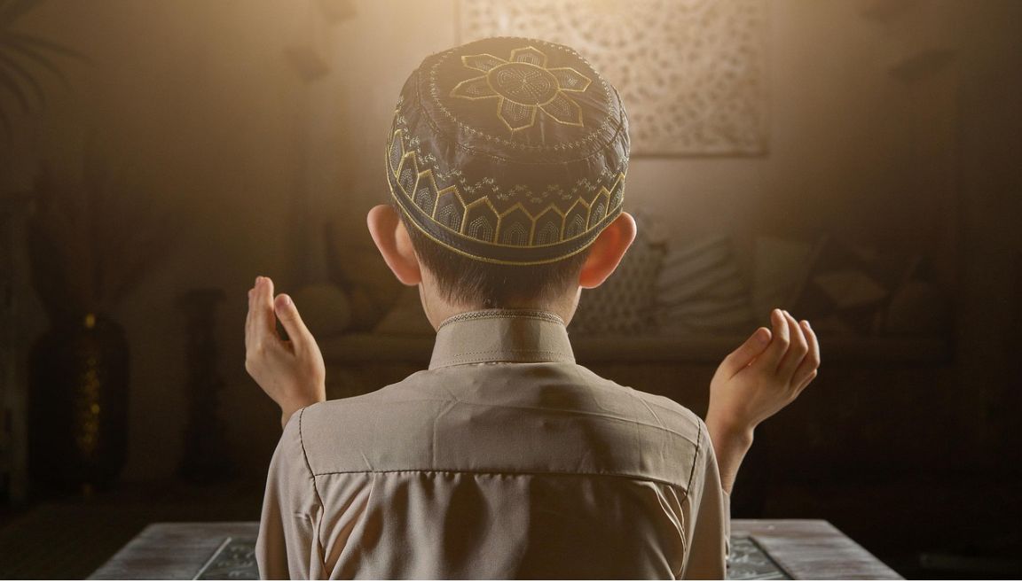 «Намаз оқу әркімнің өз шаруасы»: Кәсіпкер бес уақыт намазға үгіттейтін сақалдылар туралы