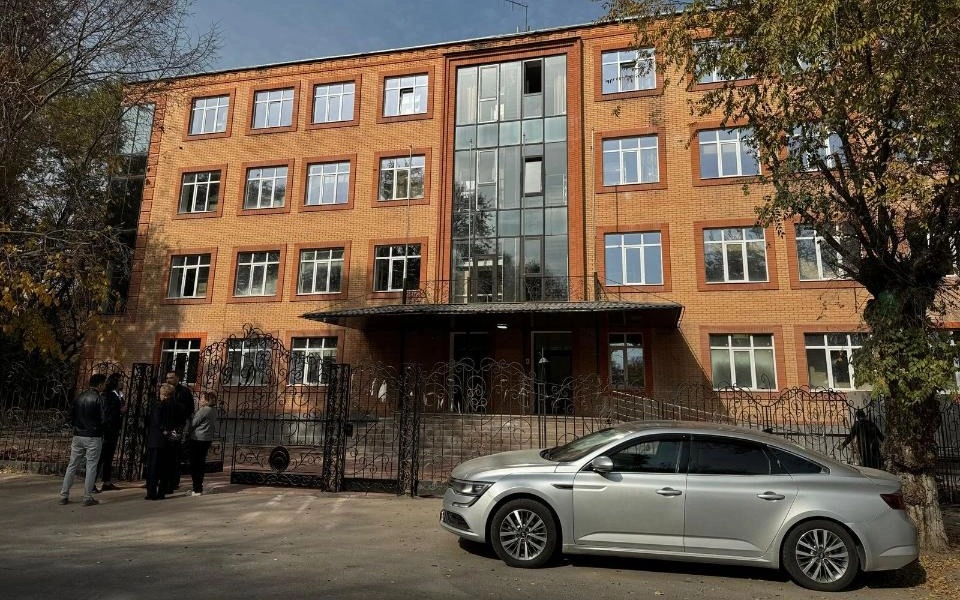 Үлкен кеуделері бар сексуалды әйелдер Азия мүшелерінің фотосы