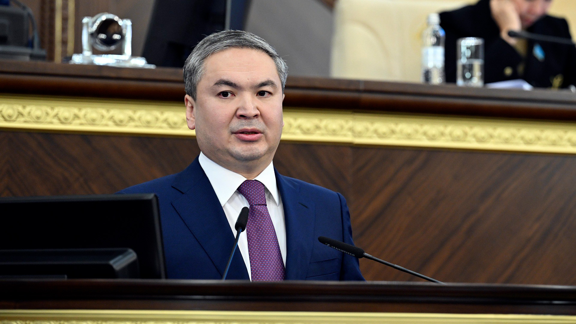 Джанна Майклс және оның көңілді аққұба досы қара әтешпен көңілді