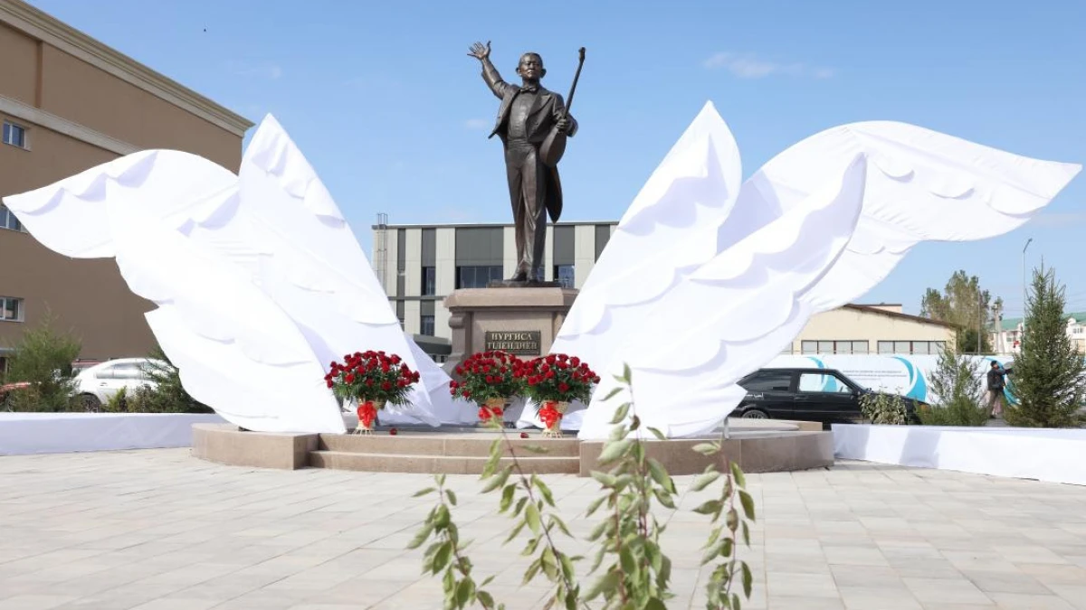 Нұрғиса Тілендиевтің 100 жылдығына орай ескерткіш бой көтерді