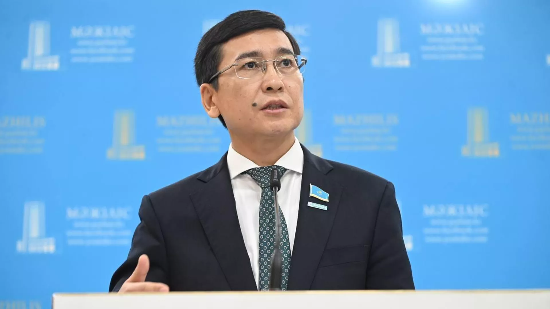 Мұғалім блогер болмауы керек - депутат