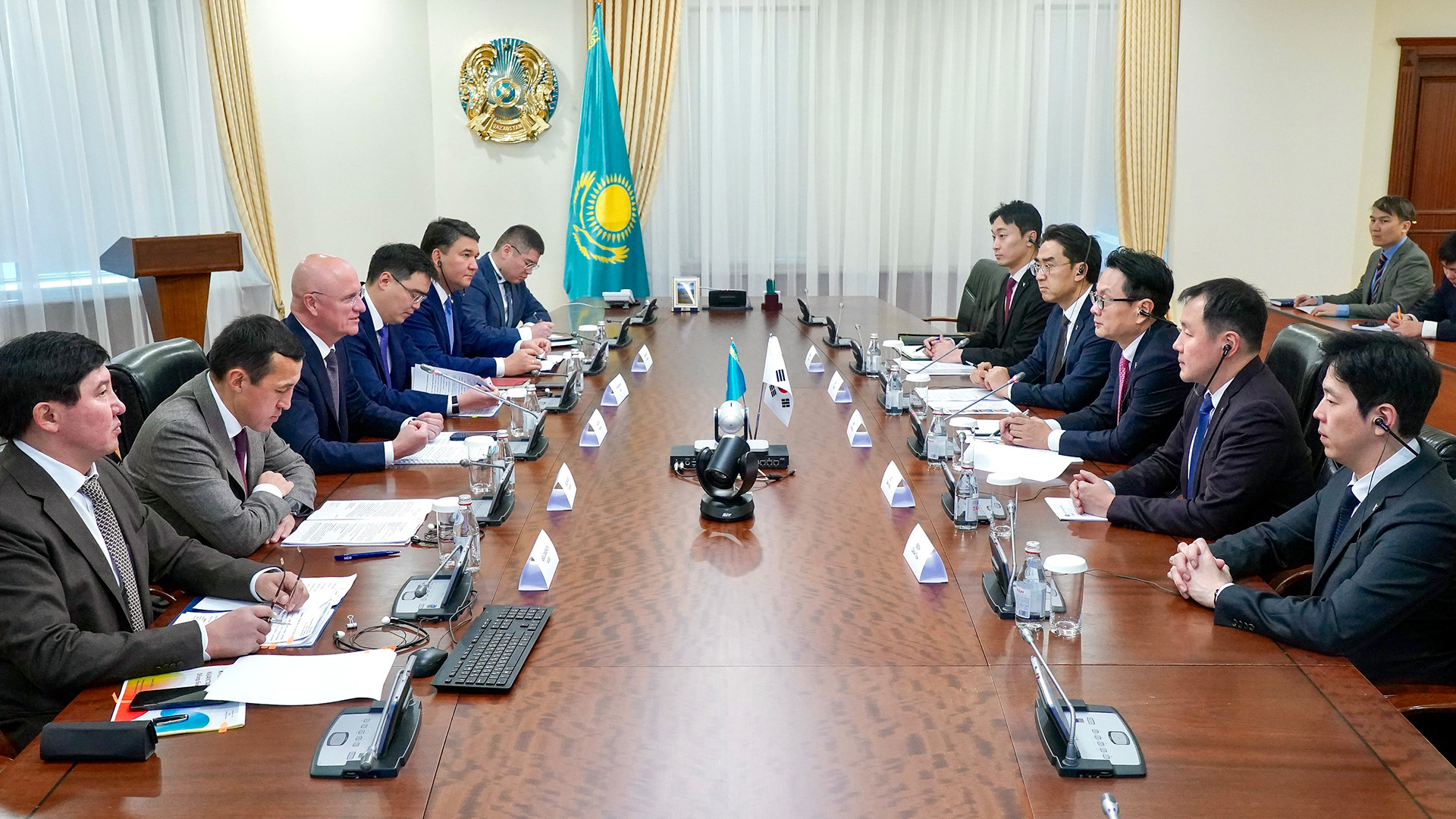 ҚР Премьер-министрінің бірінші орынбасары Роман Скляр KT&amp;G корпорациясының президенті Бан Кён Манмен кездесті