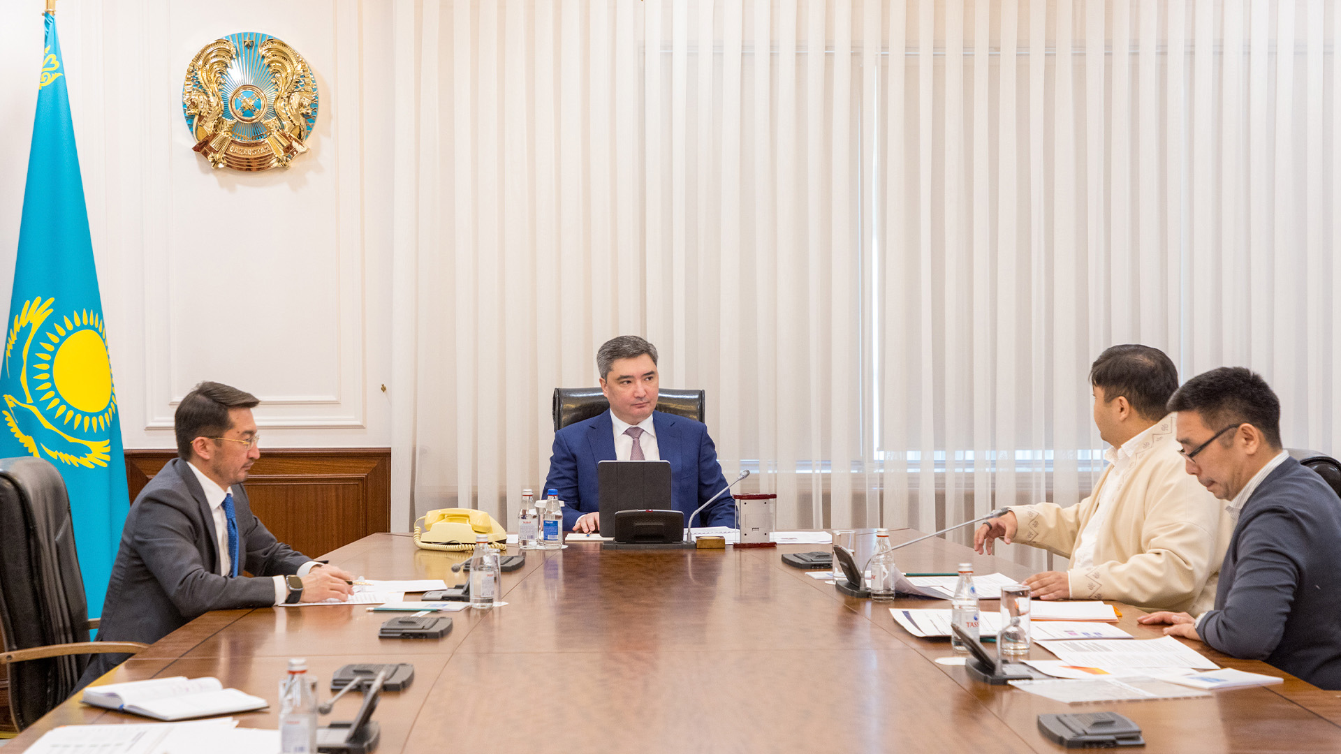 Олжас Бектенов Қазақстандық IT-мамандармен әлеуметтік саладағы және өнеркәсіптегі стартаптарды талқылады