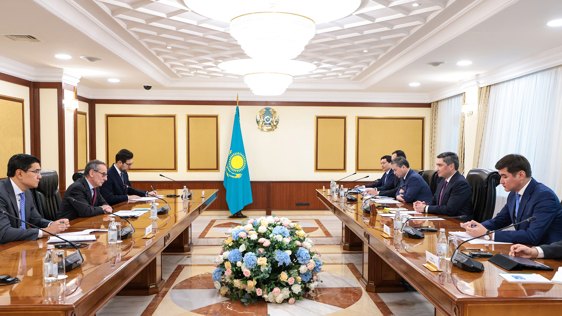 Олжас Бектенов KGIR–2025 қатысушыларымен бірқатар кездесу өткізді