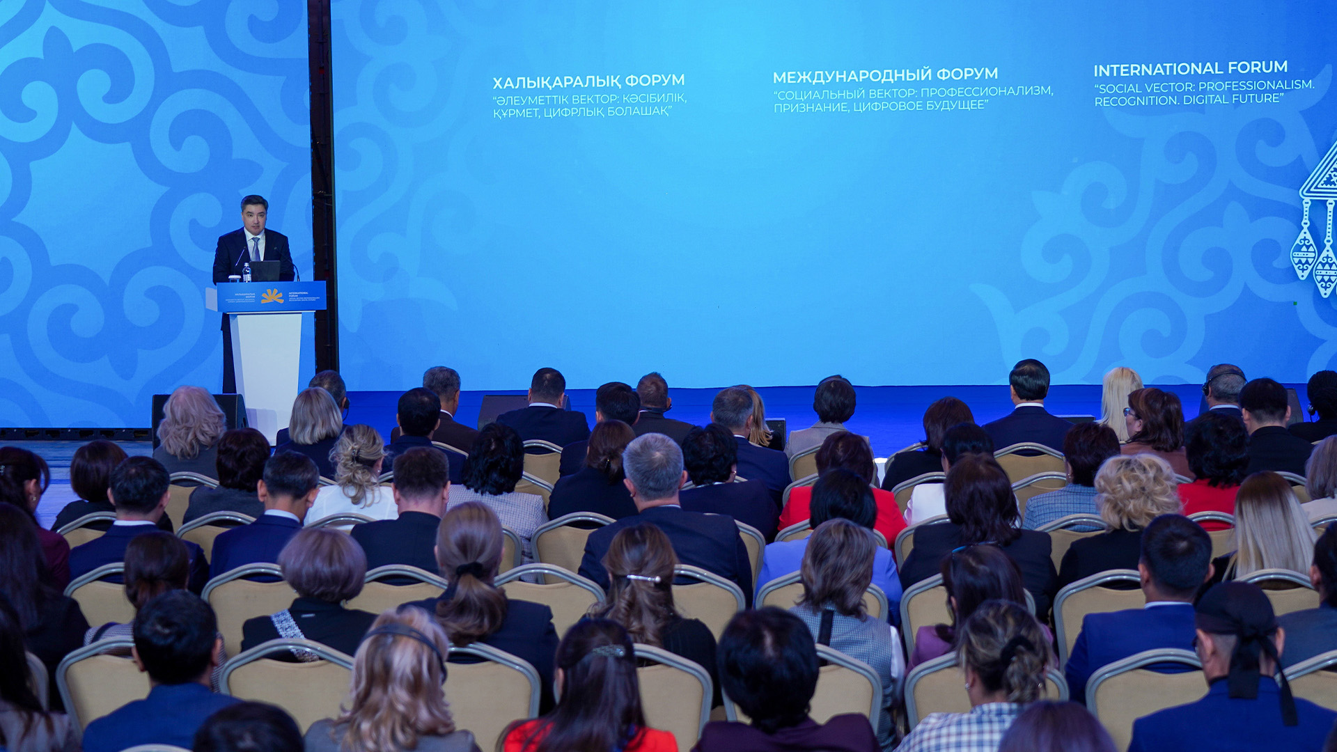 Премьер-министр Олжас Бектенов Президент атынан әлеуметтік-еңбек саласының қызметкерлеріне мемлекеттік наградалар табыс етті